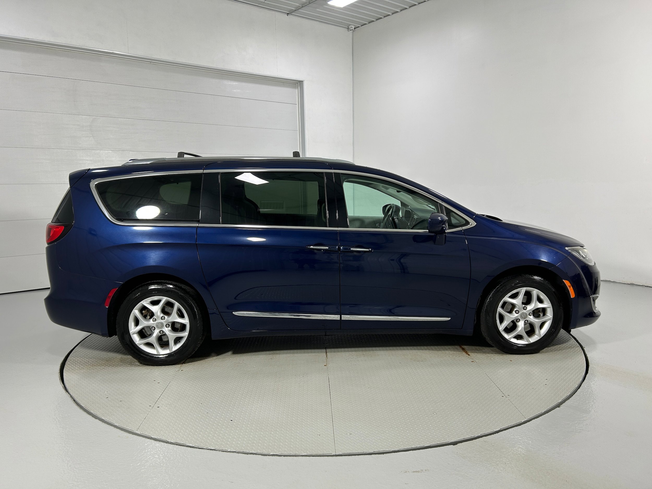 Used 2020 Chrysler Pacifica Touring-L w/ Tire & Wheel Group FWD image 36