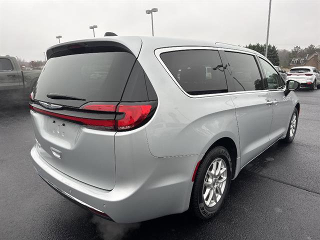 Used 2024 Chrysler Pacifica Touring-L image 7