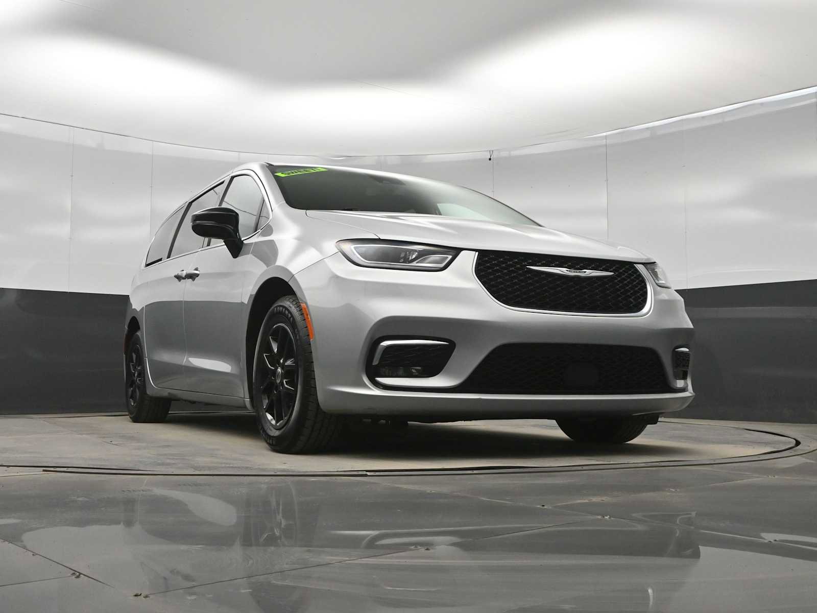 Used 2024 Chrysler Pacifica Touring-L image 31
