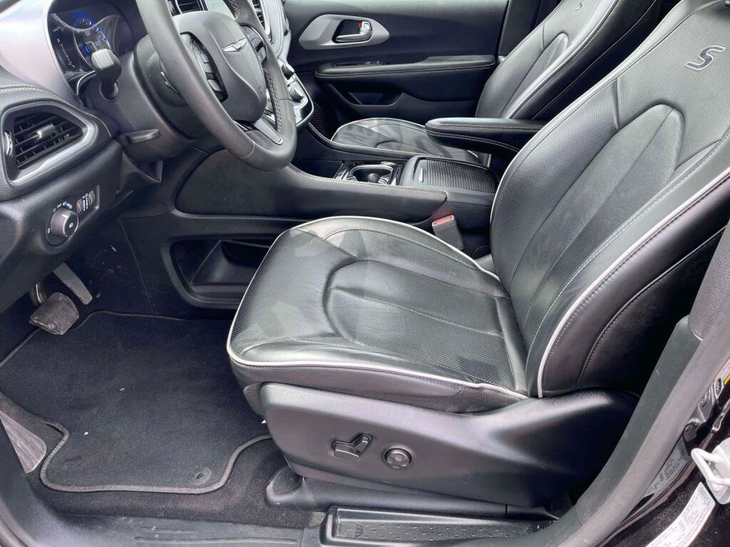 Used 2025 Chrysler Pacifica Limited FWD image 15