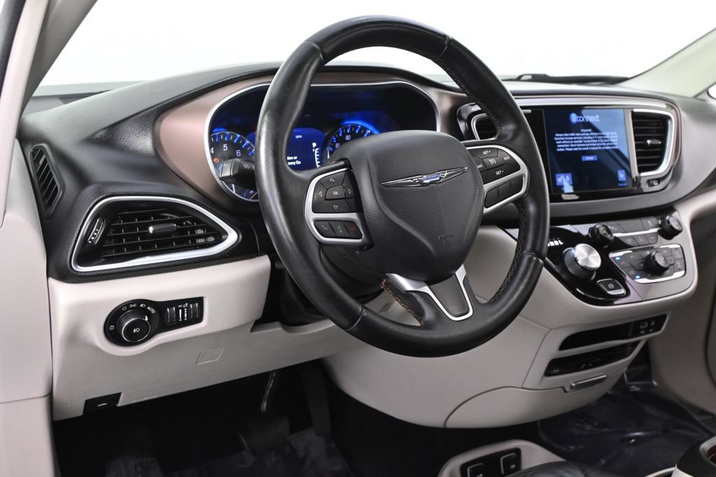 Used 2017 Chrysler Pacifica Touring-L Plus FWD image 11