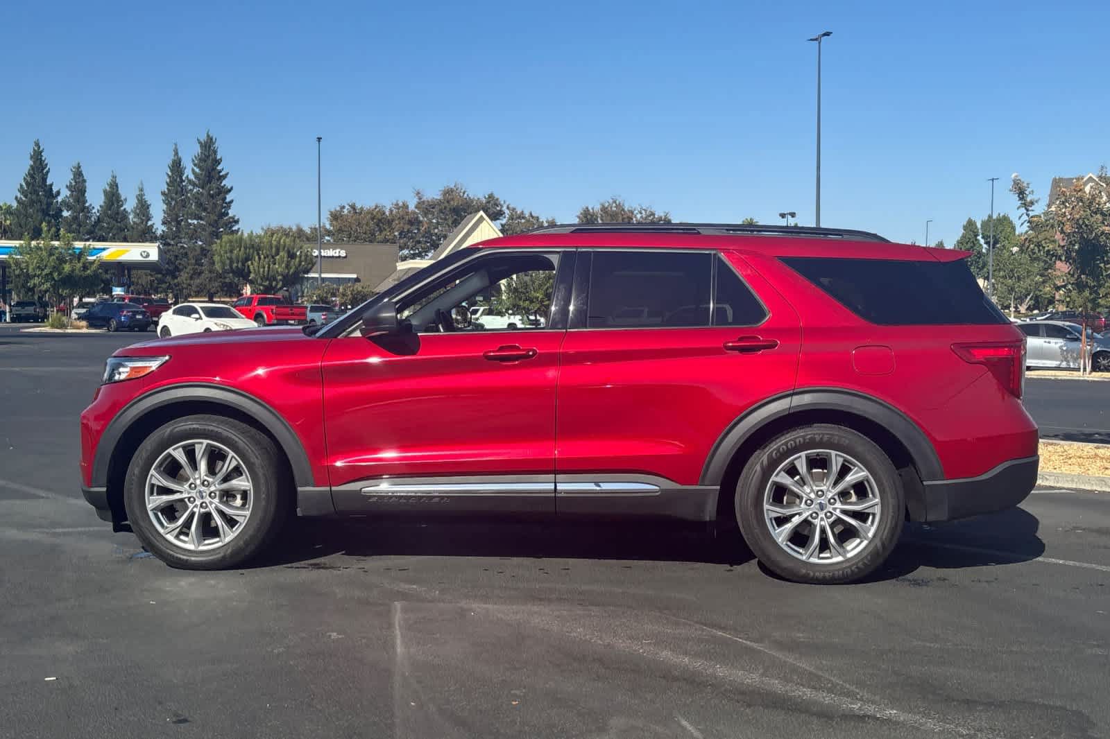Used 2020 Ford Explorer XLT w/ Equipment Group 202A RWD image 6
