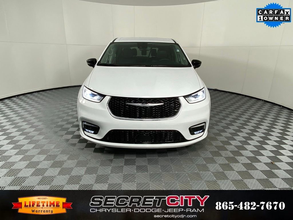 Used 2024 Chrysler Pacifica Touring-L image 2