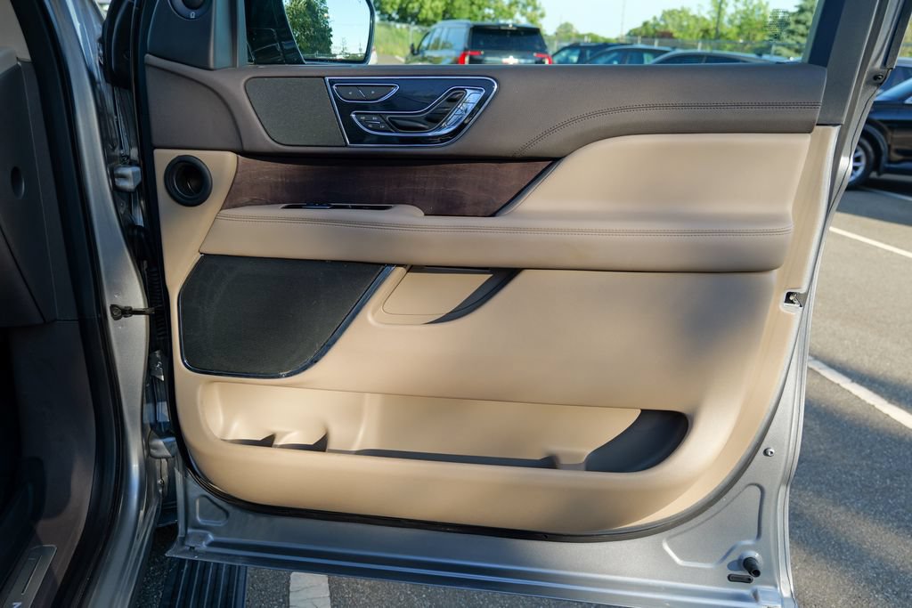 Used 2023 Lincoln Navigator L Reserve AWD/4WD image 35