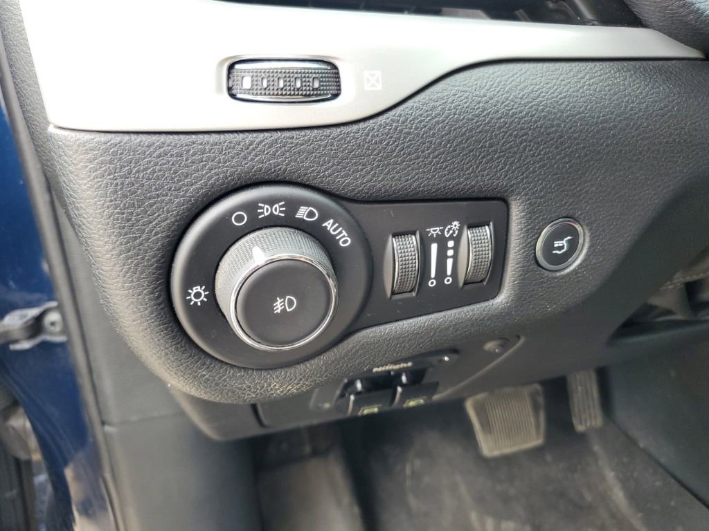 Used 2018 Jeep Cherokee Trailhawk w/ Comfort/Convenience Group AWD/4WD image 11