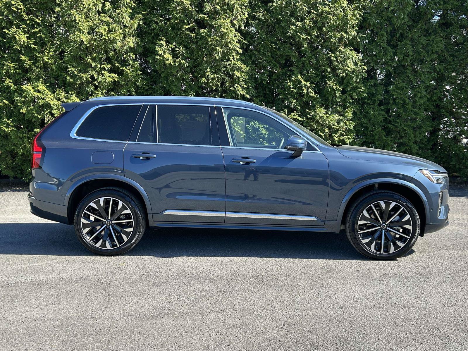 New 2026 Volvo XC90 B6 Plus w/ Protection Package Premier AWD/4WD image 2