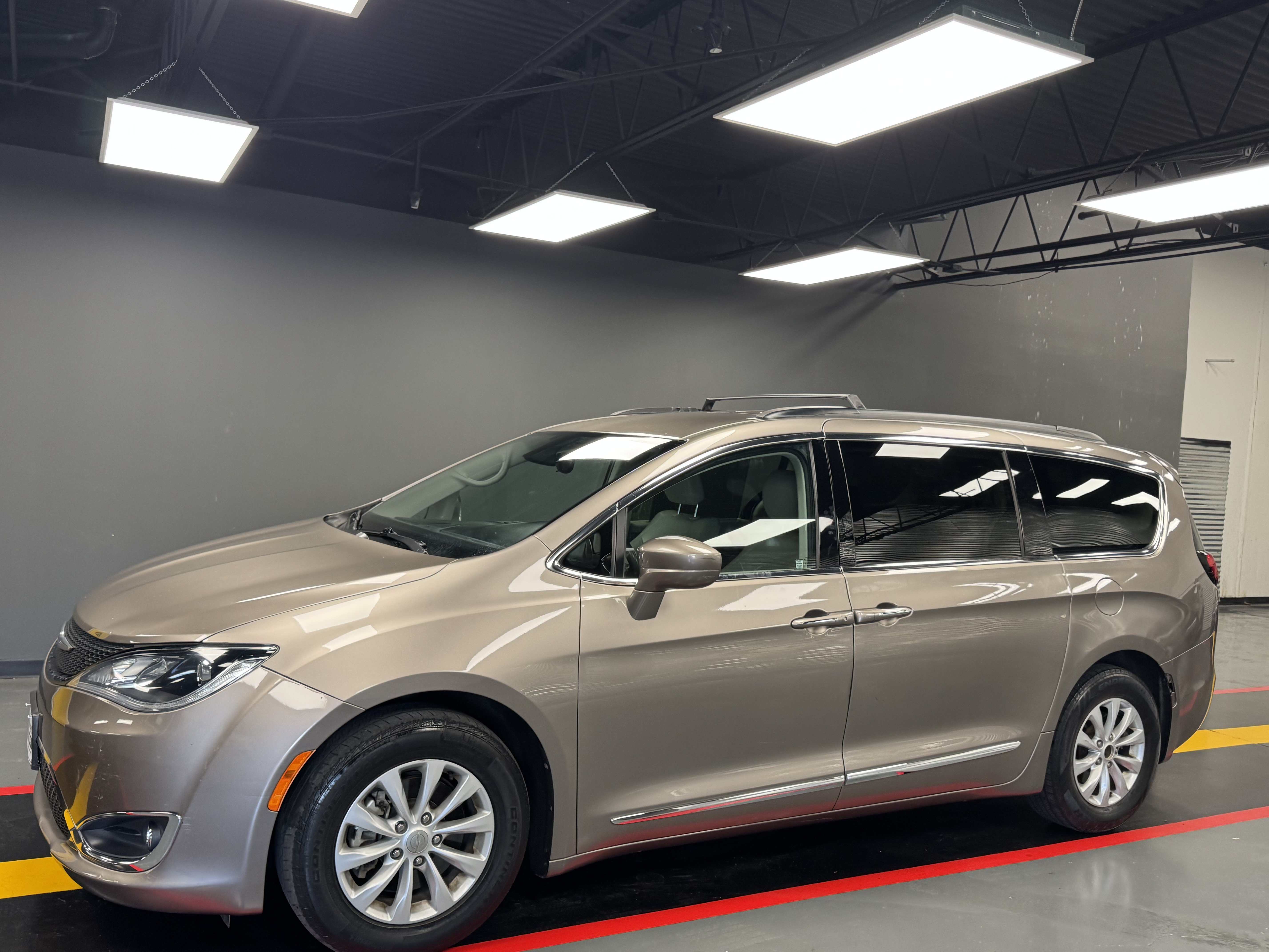 Used 2017 Chrysler Pacifica Touring-L FWD image 2
