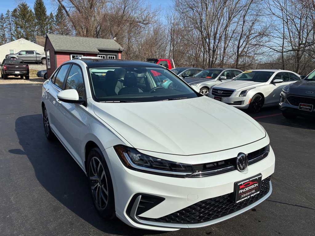 Used 2025 Volkswagen Jetta SE w/ Sunroof Package image 4