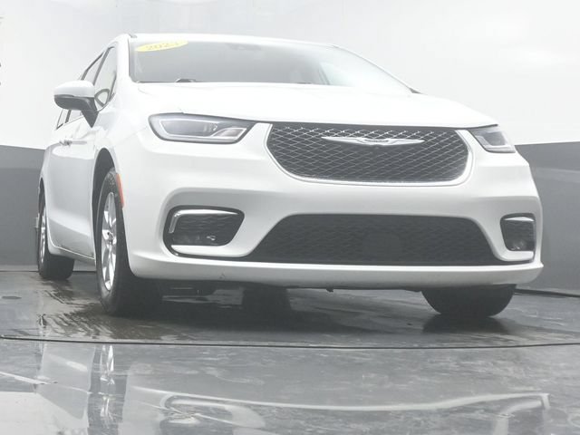 Used 2023 Chrysler Pacifica Touring-L FWD image 3