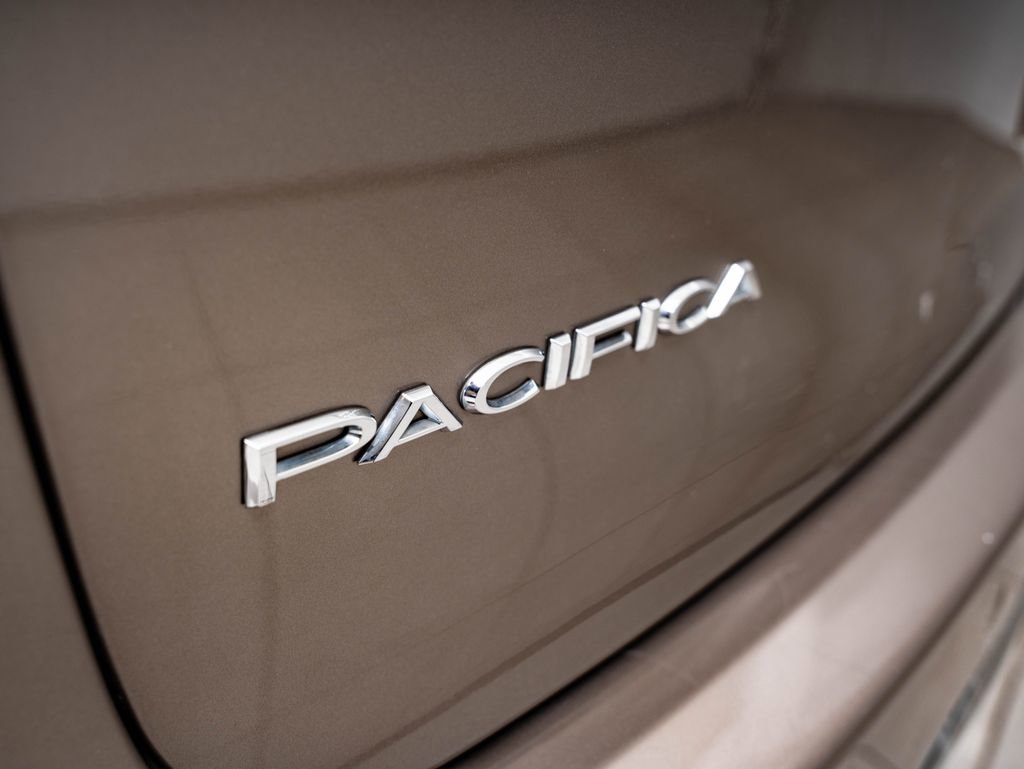 Used 2018 Chrysler Pacifica Limited w/ Advanced Safetytec Group FWD image 16