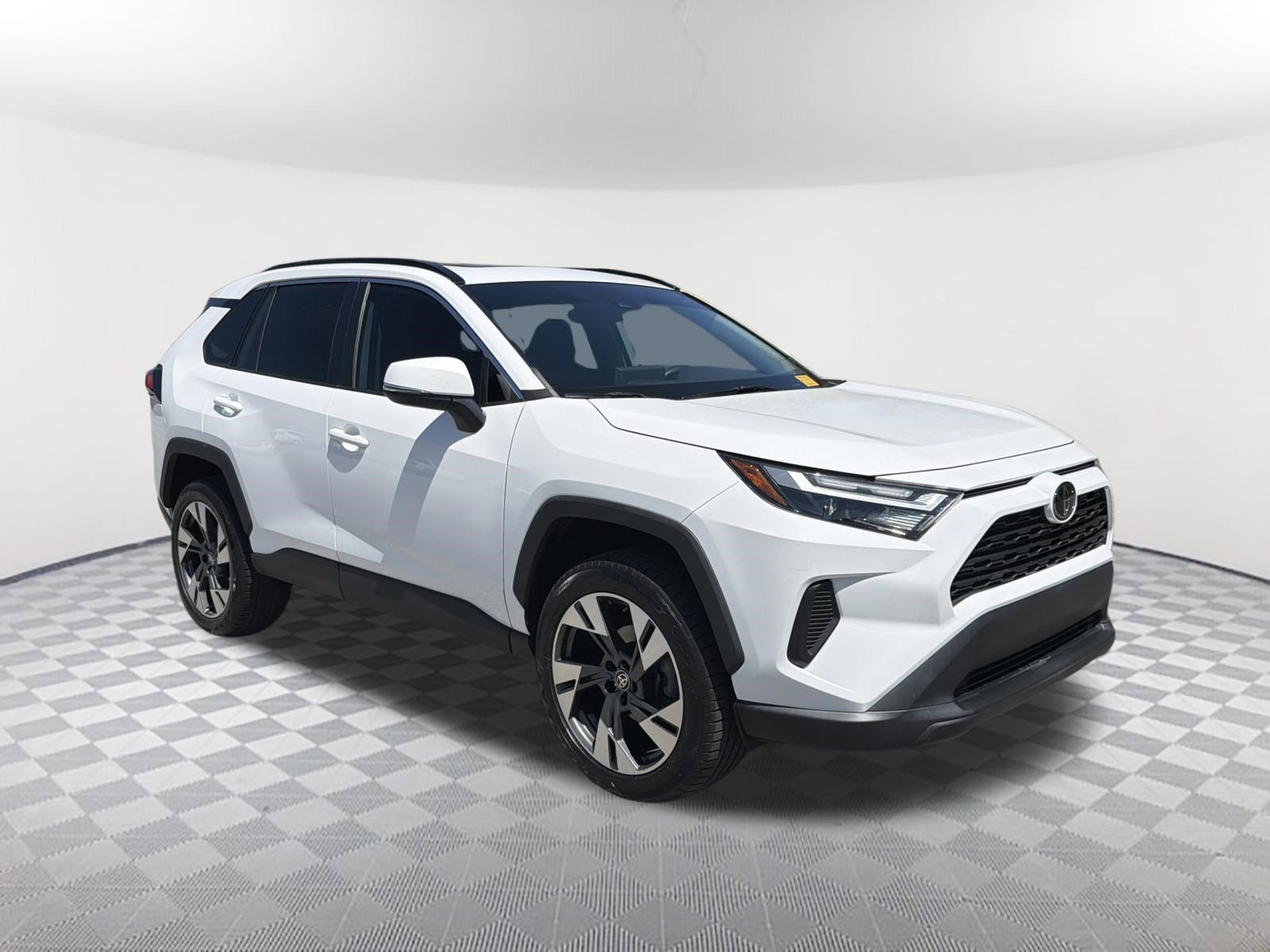 Used 2022 Toyota RAV4 XLE FWD image 3