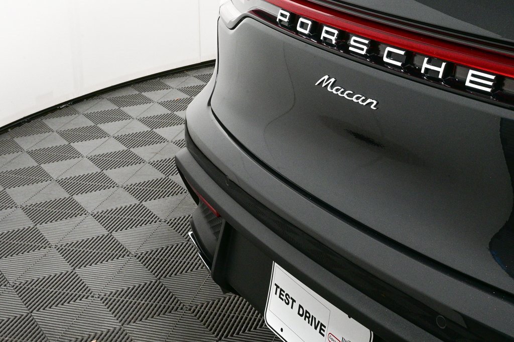 Certified 2025 Porsche Macan image 37