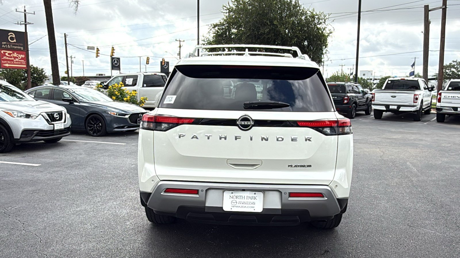 Used 2022 Nissan Pathfinder Platinum w/ Lighting Package (N93) FWD image 7