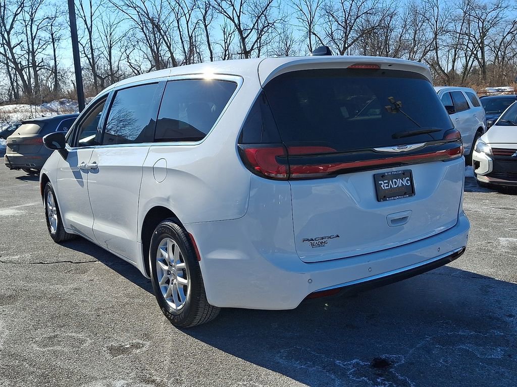 Used 2023 Chrysler Pacifica Touring-L image 7
