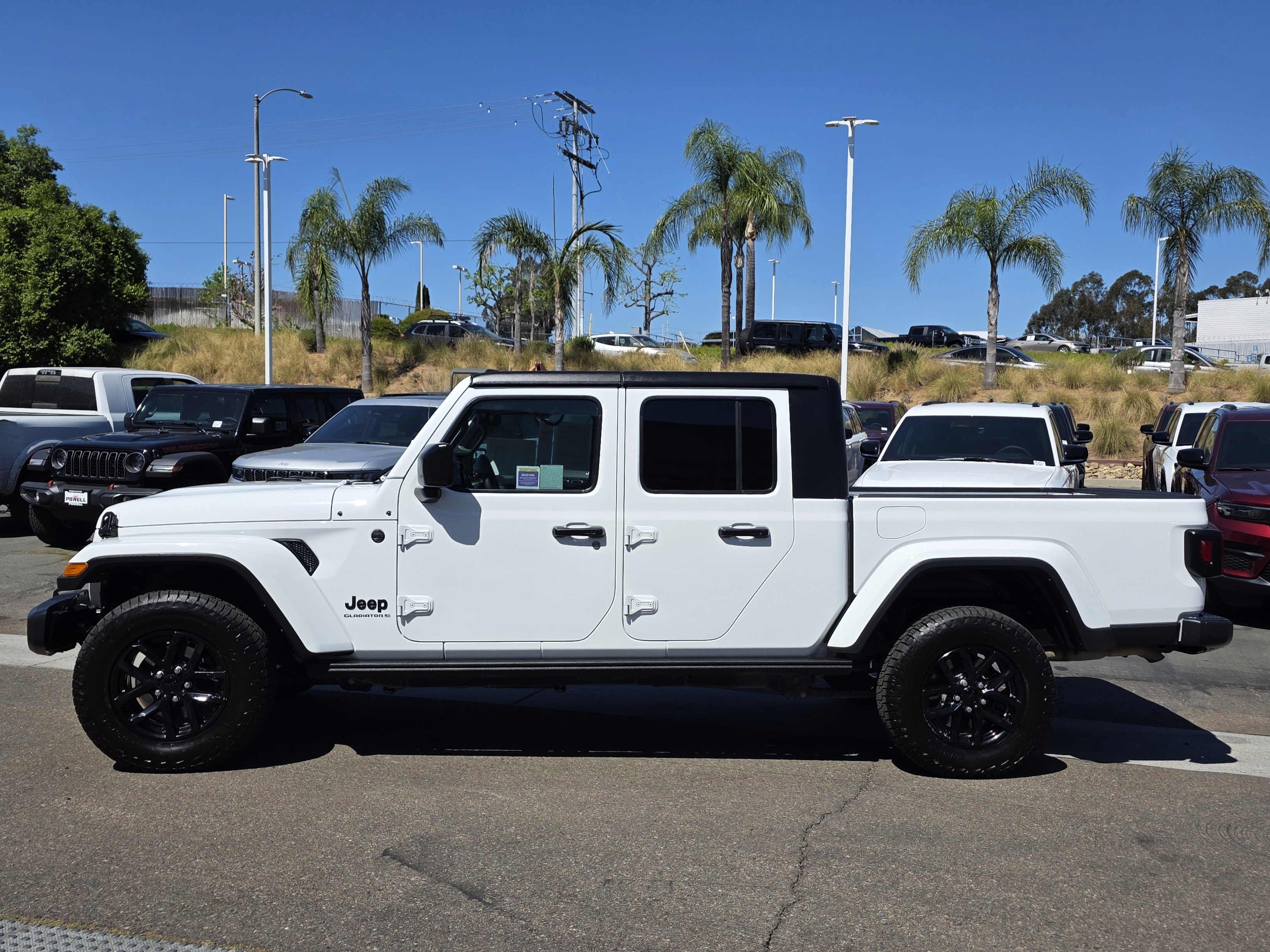 Certified 2023 Jeep Gladiator Sport AWD/4WD image 2