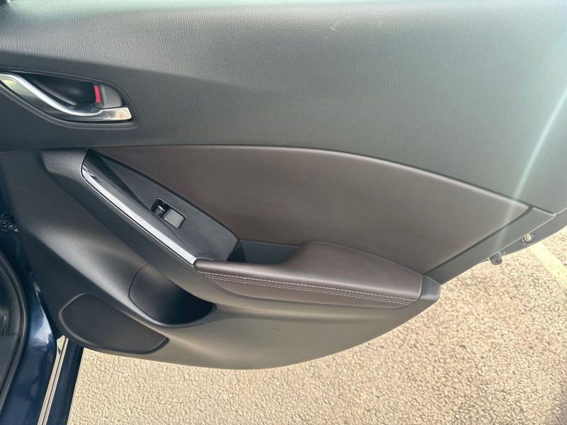 Used 2018 MAZDA MAZDA3 Touring image 27