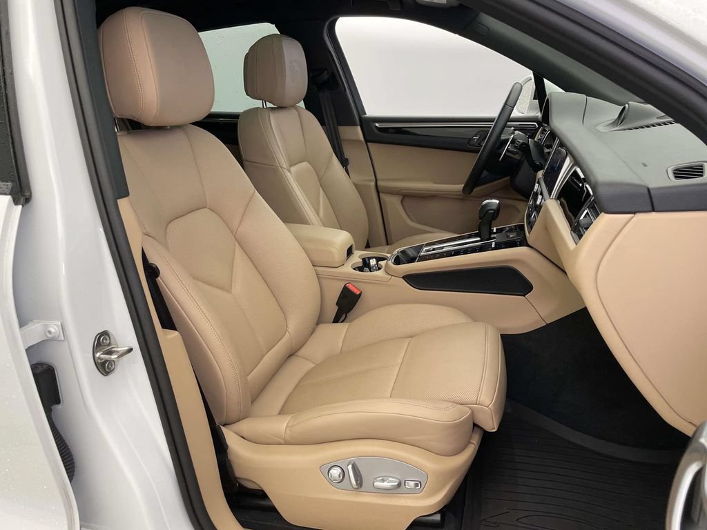 Certified 2025 Porsche Macan AWD/4WD image 23