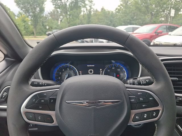 Used 2025 Chrysler Pacifica Select FWD image 18