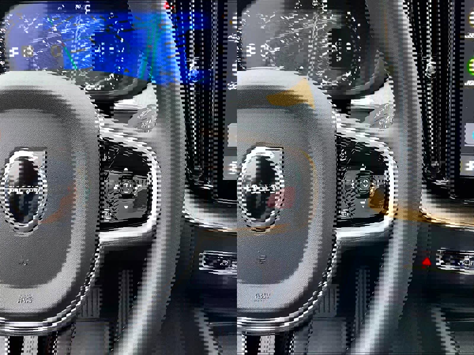 Used 2026 Volvo XC60 B5 Ultra w/ Climate Package image 22