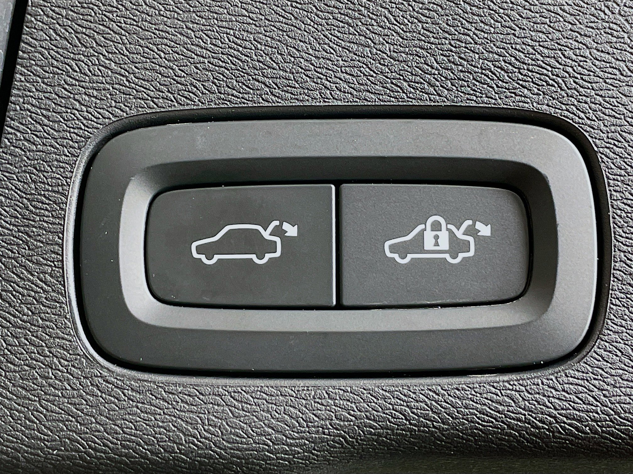 Used 2023 Volvo XC60 T8 Plus image 30