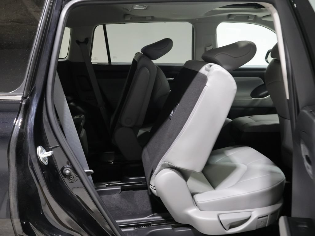 Used 2023 Toyota Highlander XLE AWD/4WD image 20