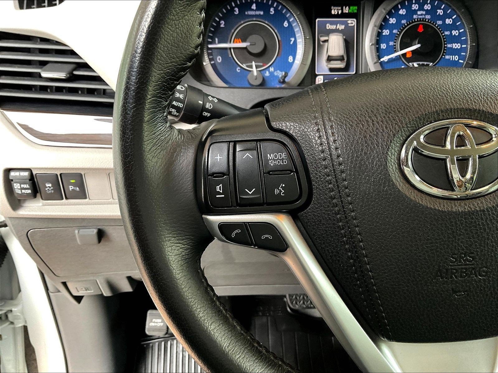 Used 2019 Toyota Sienna XLE w/ XLE Navigation Package FWD image 11