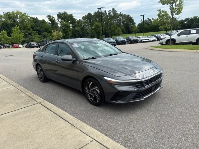Used 2025 Hyundai Elantra Limited FWD image 6