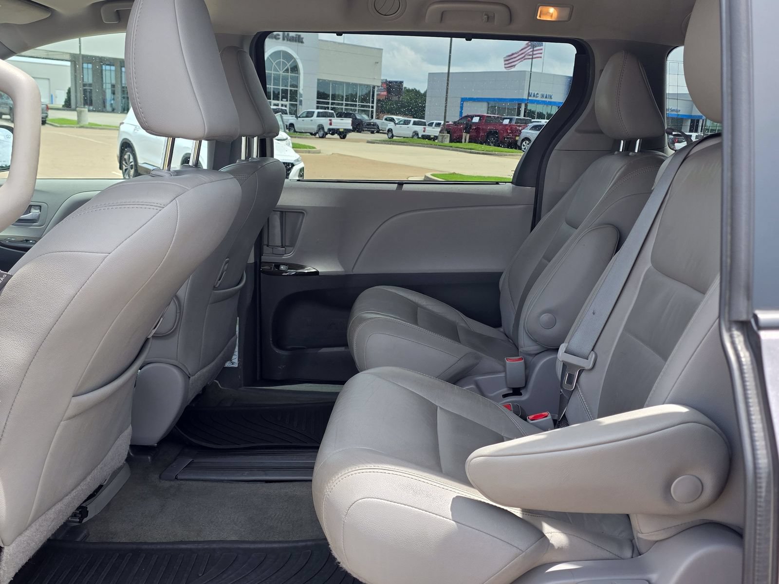 Used 2018 Toyota Sienna XLE w/ XLE Navigation Package FWD image 25