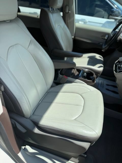 Used 2017 Chrysler Pacifica Touring-L FWD image 16