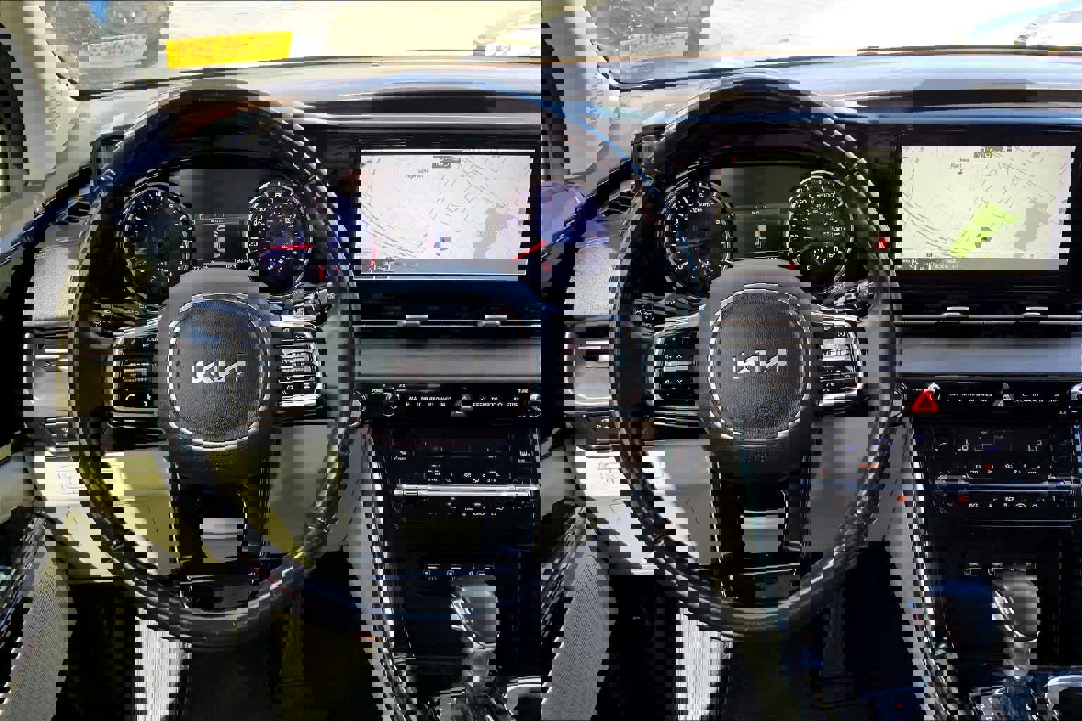 Used 2022 Kia Carnival EX image 6