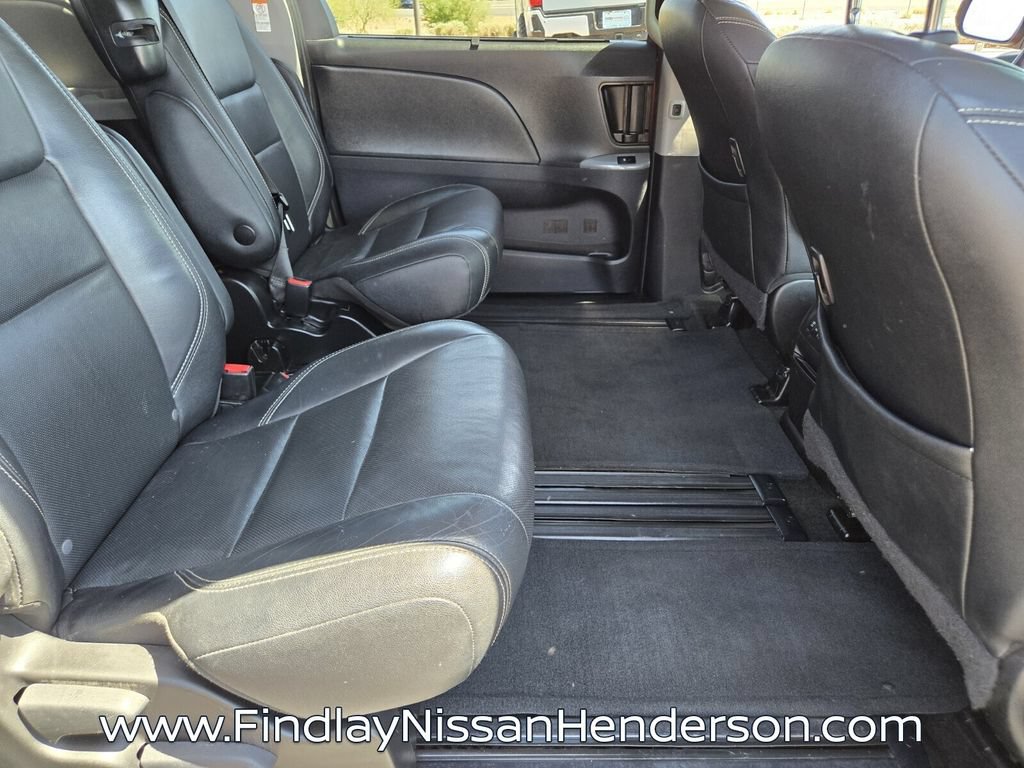 Used 2018 Toyota Sienna SE Premium w/ Carpet Mat Package FWD image 17