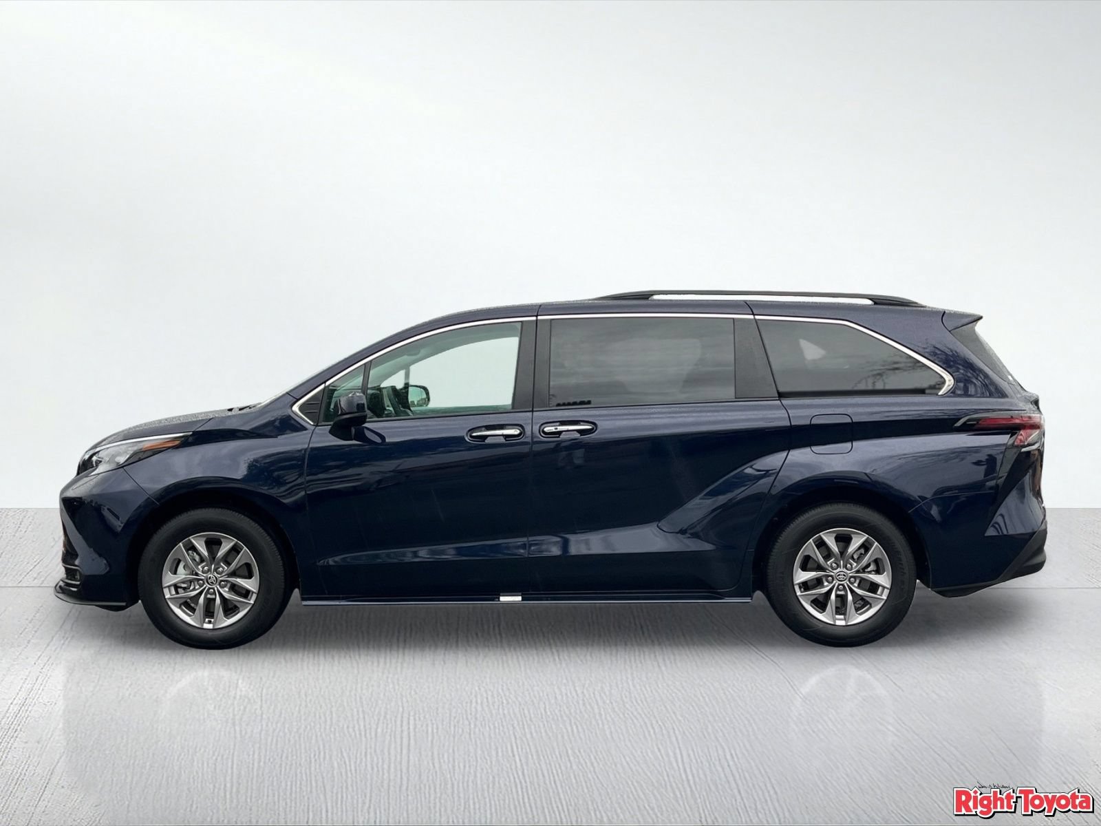 Certified 2026 Toyota Sienna XLE FWD image 4