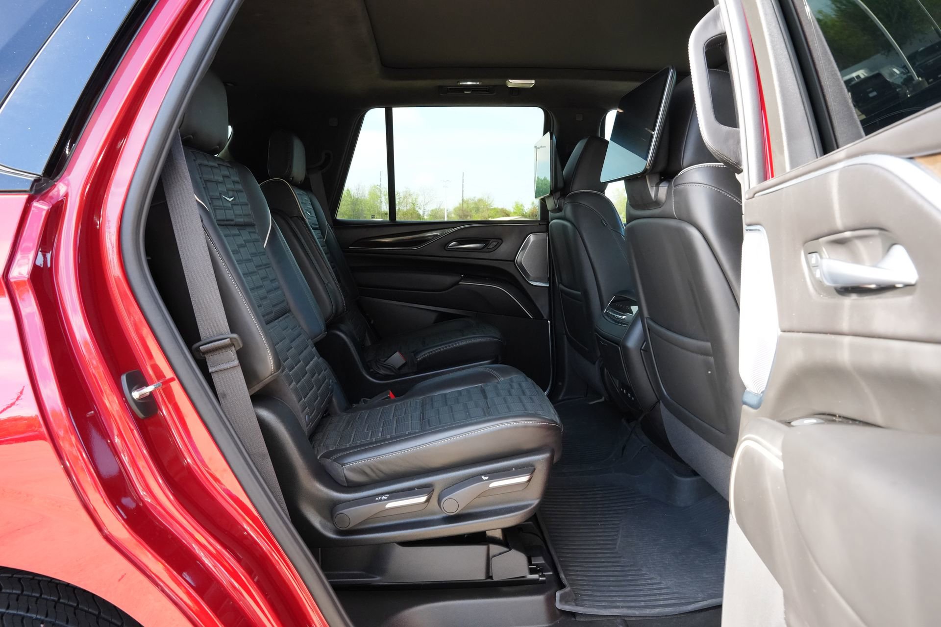 Certified 2024 Cadillac Escalade Sport Platinum w/ LPO, ONYX Package image 25