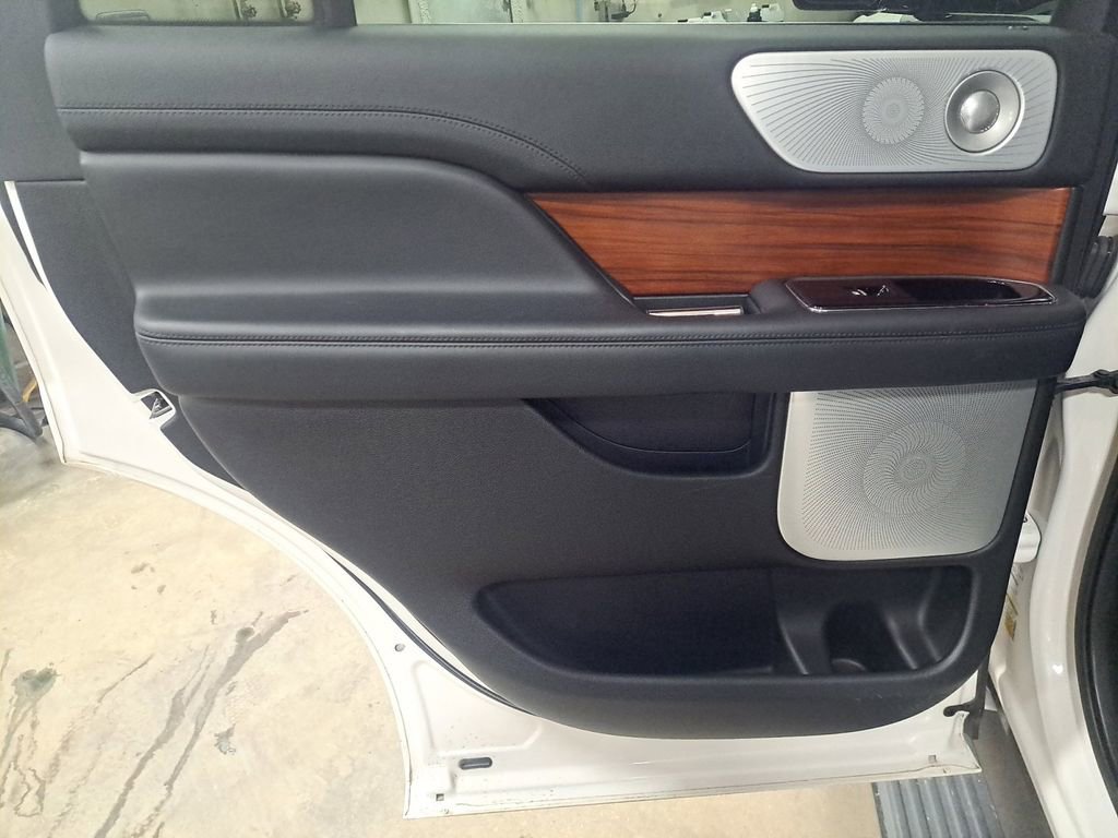 Used 2019 Lincoln Navigator Reserve image 30