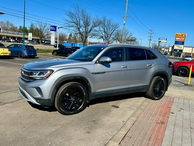 Certified 2022 Volkswagen Atlas Cross Sport SE w/ Panoramic Sunroof Package image 3