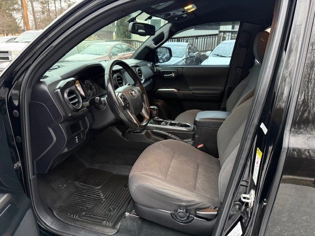 Used 2016 Toyota Tacoma TRD Off-Road w/ Towing Package image 7