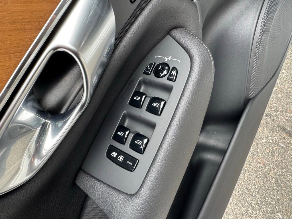 Used 2022 Volvo XC90 T6 Momentum w/ Advanced Package image 18