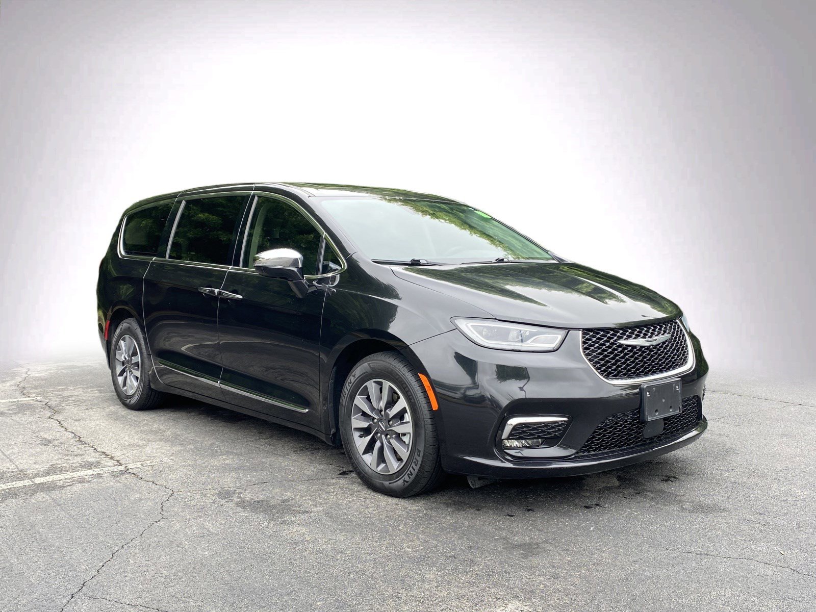 Used 2023 Chrysler Pacifica Limited FWD image 2