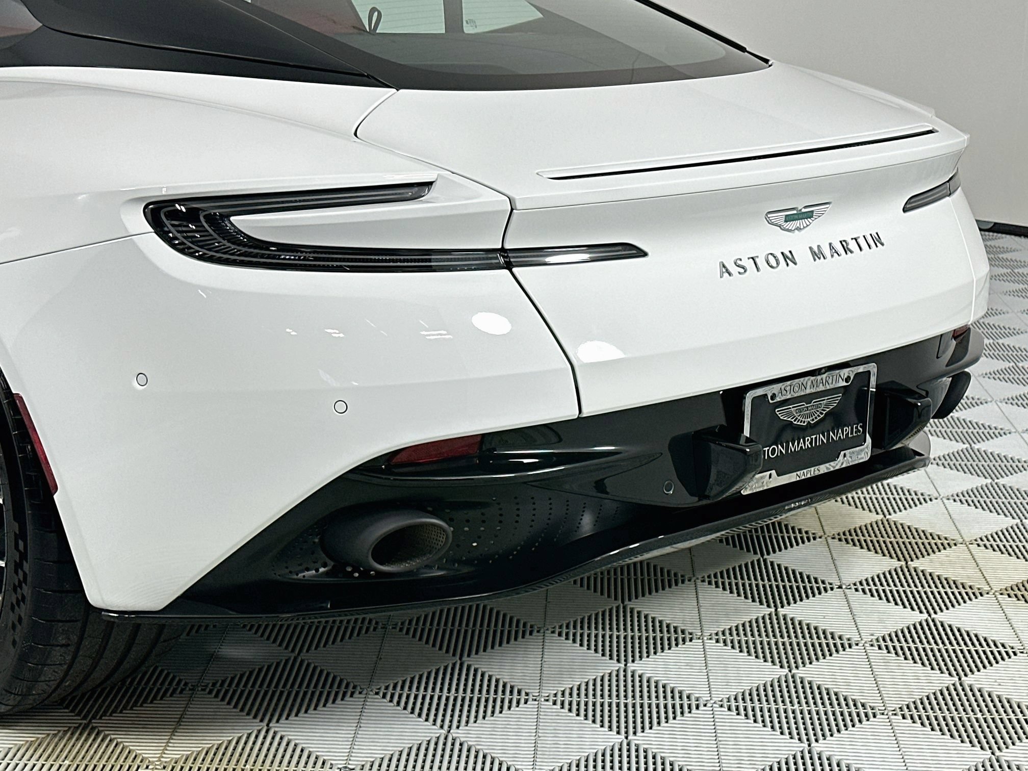 Used 2024 Aston Martin DB12 Coupe RWD image 8