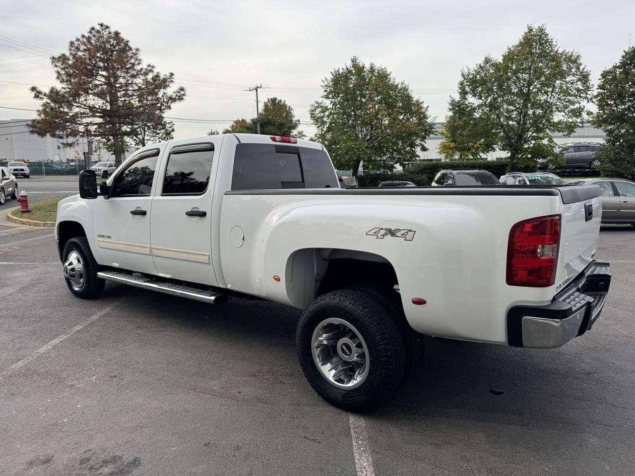 Used 2011 GMC Sierra 3500 SLE w/ SLE Preferred Package AWD/4WD image 8