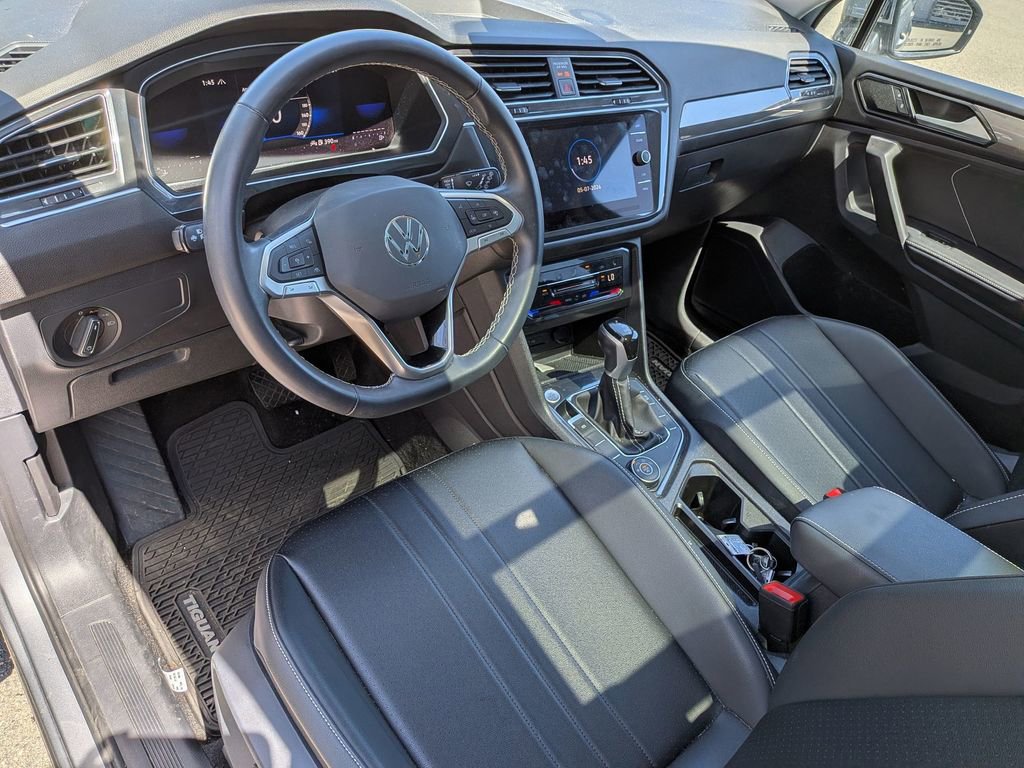 Used 2024 Volkswagen Tiguan SE w/ Panoramic Sunroof Package AWD/4WD image 11