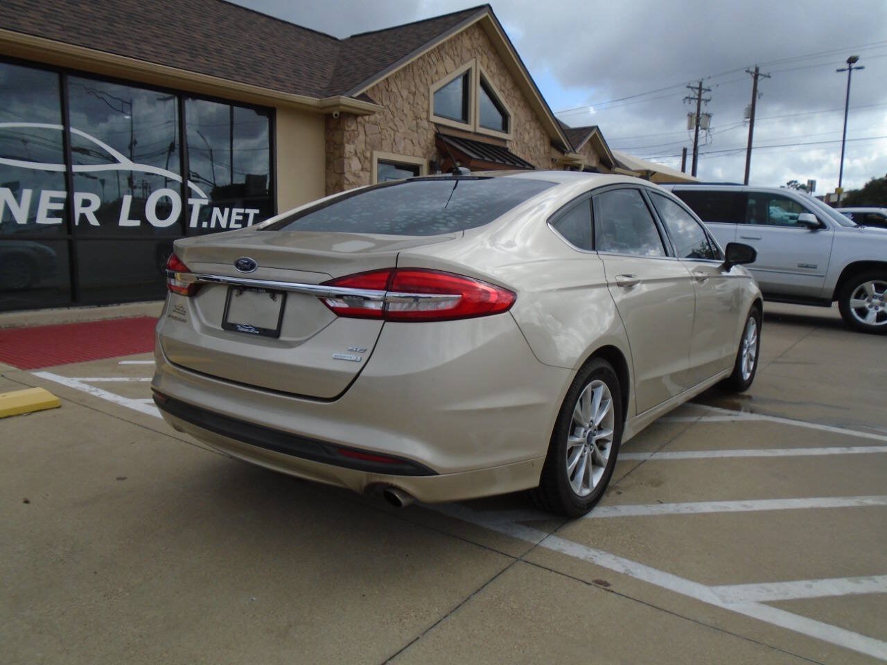 Used 2017 Ford Fusion SE FWD image 8