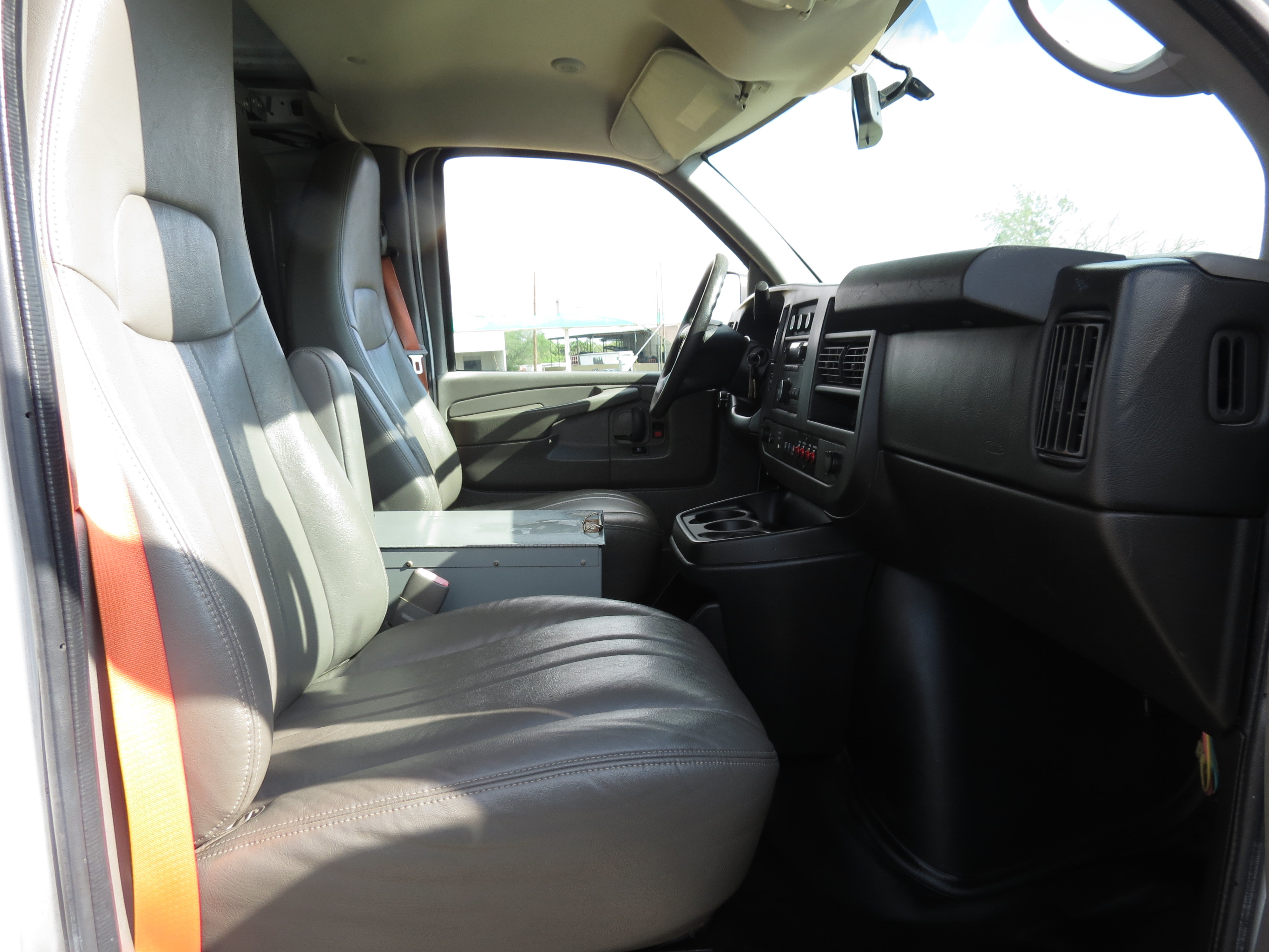 Used 2014 Chevrolet Express 2500 RWD image 24