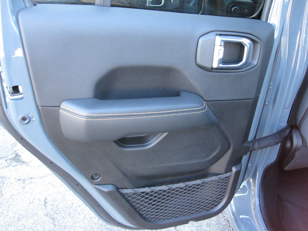 Used 2025 Jeep Wrangler Unlimited Sahara w/ Safety Group image 32