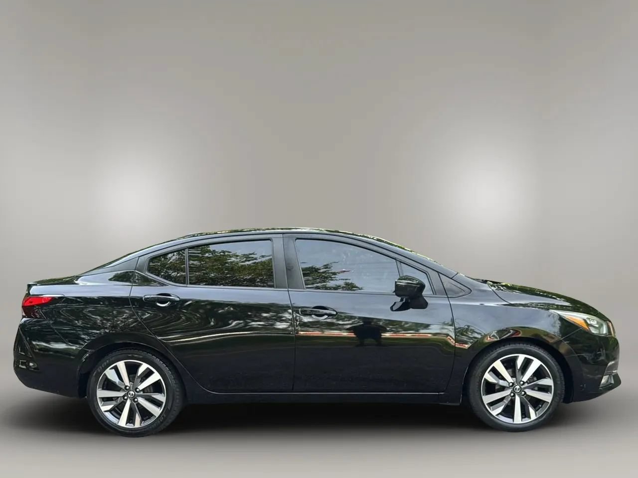Used 2020 Nissan Versa SR w/ Convenience Package FWD image 6
