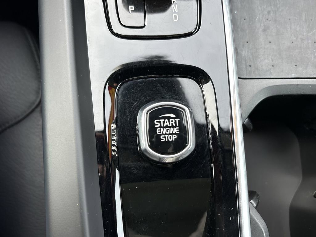 Used 2022 Volvo XC60 B5 Momentum w/ Climate Package image 17