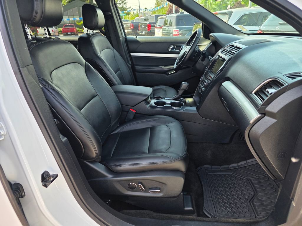 Used 2017 Ford Explorer XLT w/ Equipment Group 202A FWD image 24