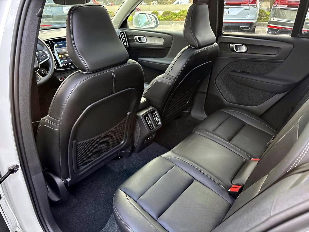 Certified 2025 Volvo XC40 B5 Plus w/ Protection Package Premier image 28