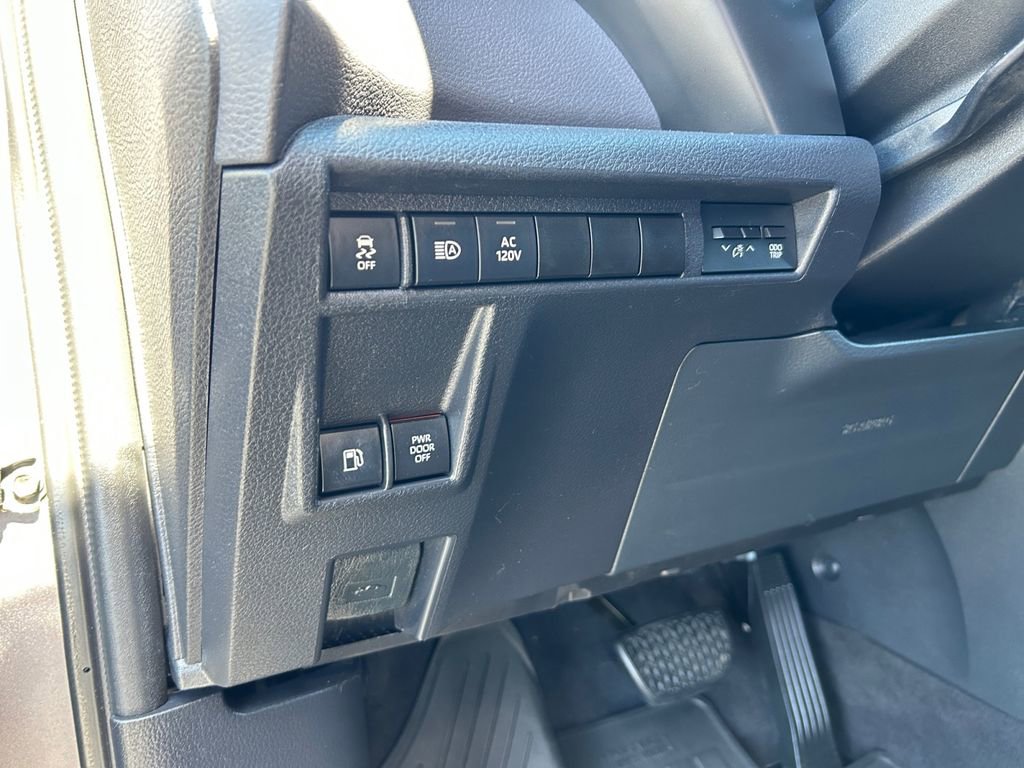 Used 2021 Toyota Sienna XSE w/ XSE Plus Package FWD image 23