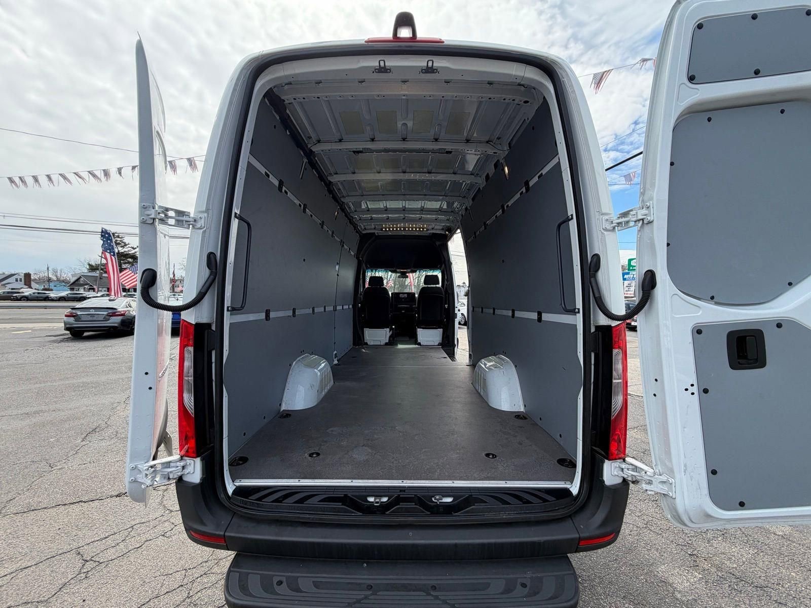 Used 2023 Mercedes-Benz Sprinter 2500 image 14